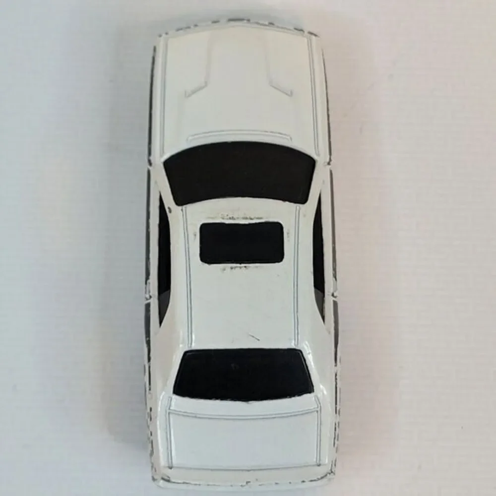 Hot Wheels ‘08 Dodge Challenger SRT8 White / '71 Dodge Charger Red‎ Lines Yellow